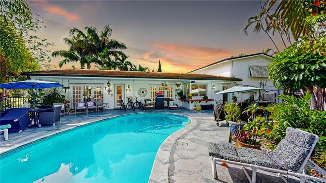 Exterior, Pool
