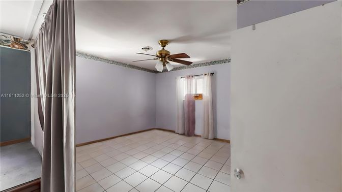 Empty room, Interior