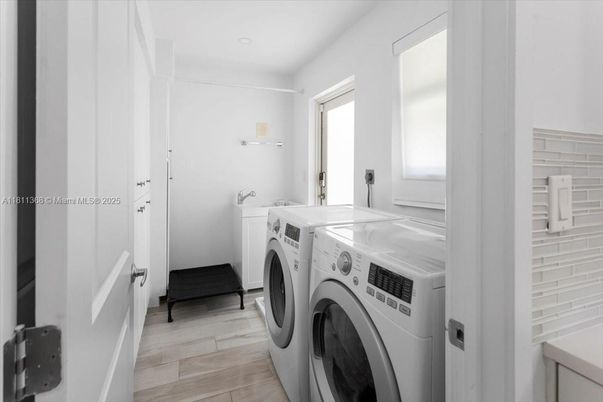 Interior, Washer, Wood Texture Flooring