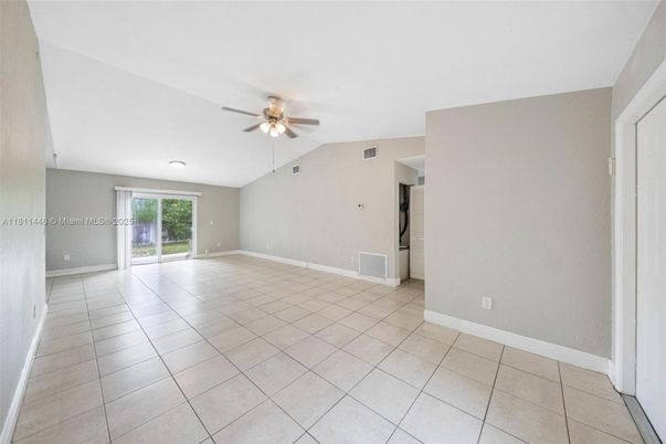 Empty room, Interior