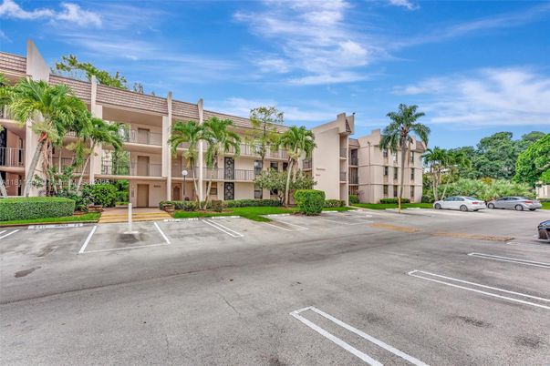 Exterior, Facade, Condo Building