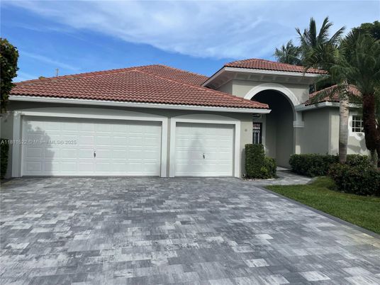 Attached, Exterior, Facade, Mediterranean