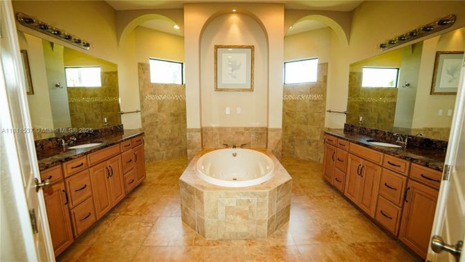 Bathroom, Dual Sink Vanities, Interior, Recessed Lighting