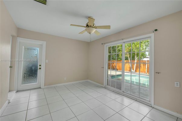 Empty room, Interior