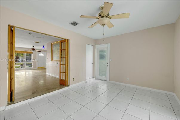 Empty room, Interior