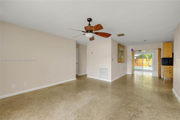 Empty room, Interior