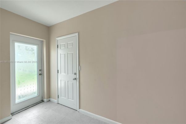 Empty room, Interior