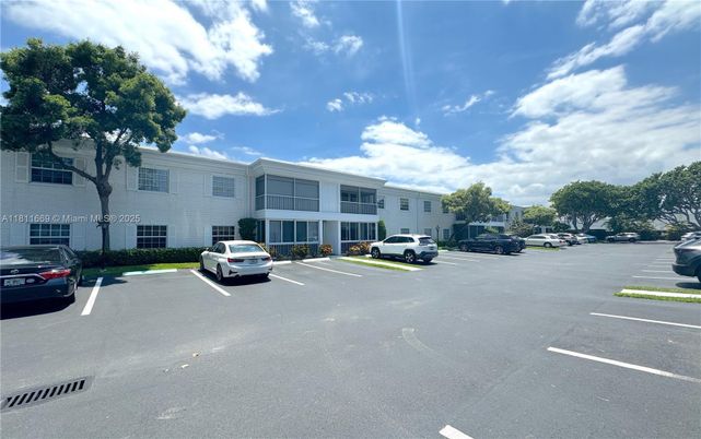 Exterior, Facade, Condo Building