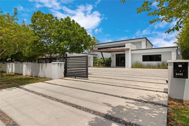 Backyard, Exterior, Facade, Modern