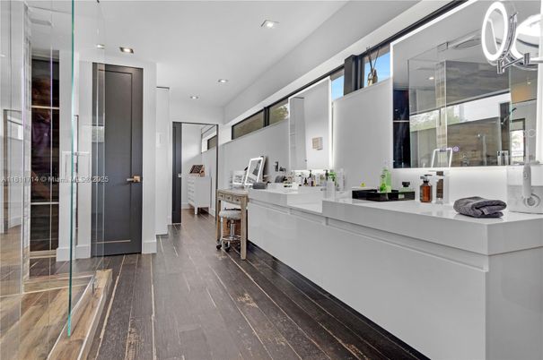 Interior, Recessed Lighting, Washer, Wood Texture Flooring