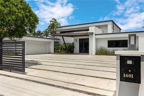 Exterior, Facade, Modern