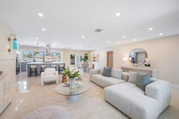 Dining room, Interior, Living room, Pendant Lights, Recessed Lighting