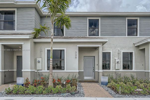 Exterior, Facade, Rowhouse