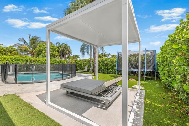 Exterior, Playground, Pool