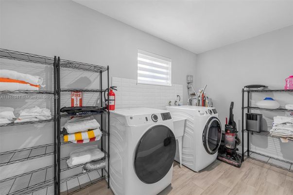 Interior, Washer, Wood Texture Flooring