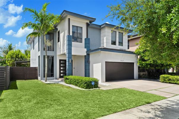 Attached, Backyard, Exterior, Facade, Modern