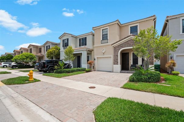 Attached, Exterior, Facade, Mediterranean