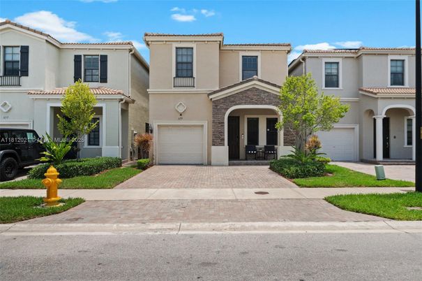 Attached, Exterior, Facade, Mediterranean