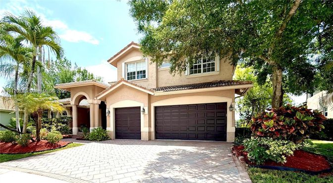 Attached, Exterior, Facade, Mediterranean