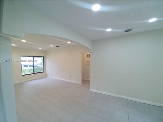 Empty room, Interior, Recessed Lighting