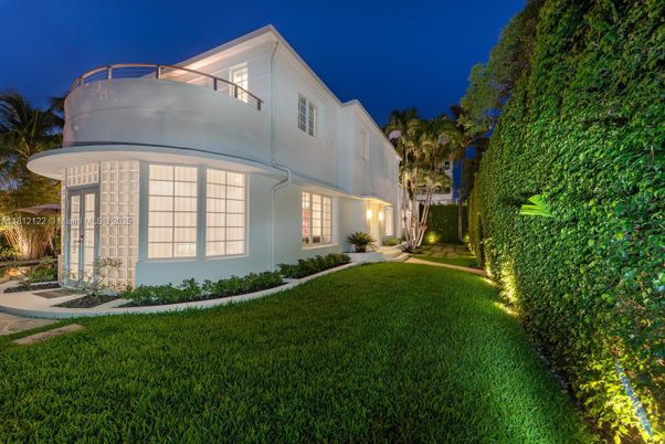 Backyard, Exterior, Facade, Modern