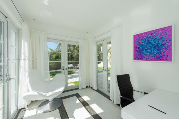 Home Office, Interior