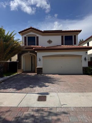 Attached, Exterior, Facade, Mediterranean