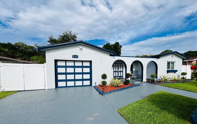 Attached, Exterior, Facade, Spanish Mediterranean