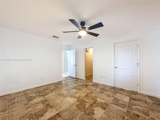 Empty room, Interior