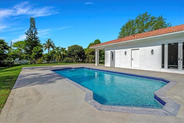 Exterior, Pool