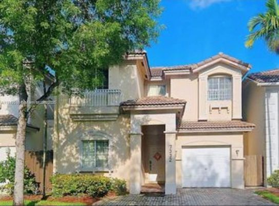 Attached, Exterior, Facade, Mediterranean
