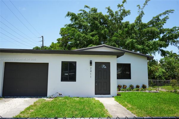 Attached, Exterior, Facade, Ranch