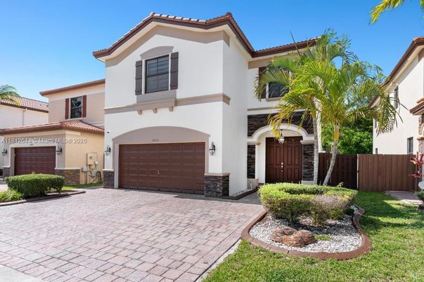 Attached, Exterior, Facade, Mediterranean