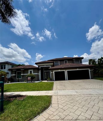 Attached, Exterior, Facade, Mediterranean