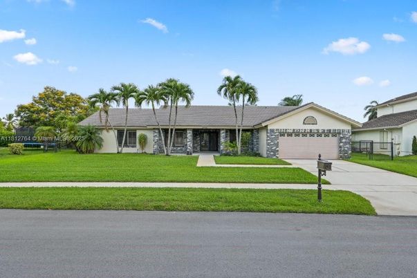 Attached, Exterior, Facade, Ranch