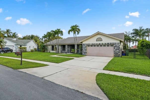 Attached, Exterior, Facade, Ranch