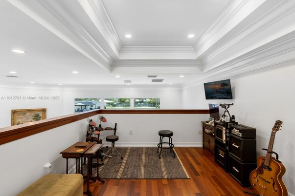 Interior, Recessed Lighting, Wood Texture Flooring