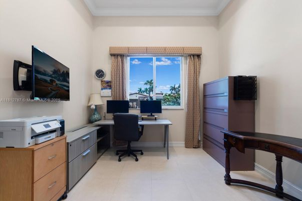 Home Office, Interior