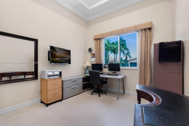 Home Office, Interior