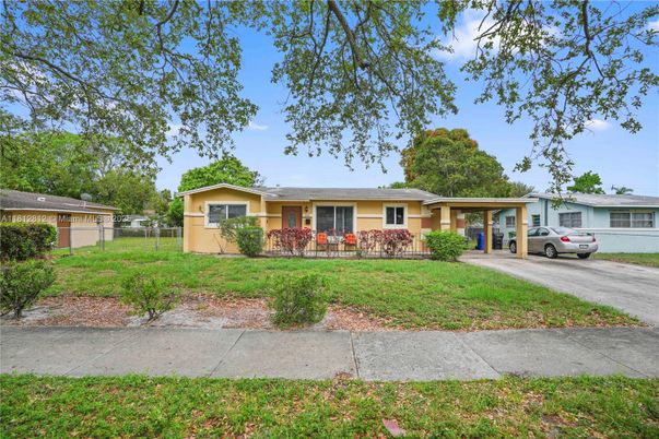 Backyard, Exterior, Facade, Ranch