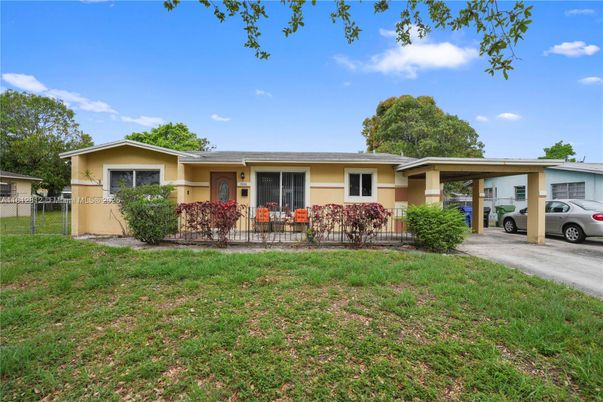 Backyard, Exterior, Facade, Ranch