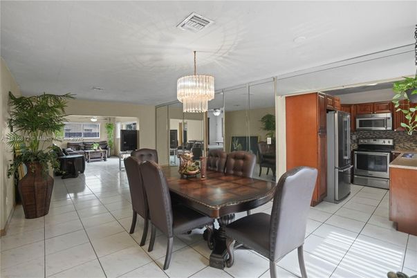 Chandelier, Dining room, Interior, Kitchen, Living room, Stainless Steel Appliances