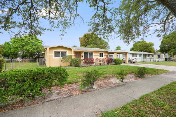 Backyard, Exterior, Facade, Ranch