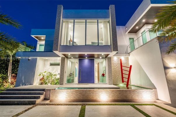Exterior, Facade, Modern