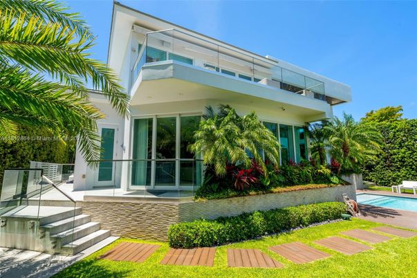 Exterior, Facade, Pool, Modern