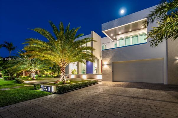Attached, Exterior, Facade, Modern
