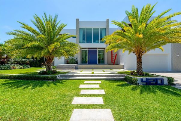 Attached, Backyard, Exterior, Facade, Modern