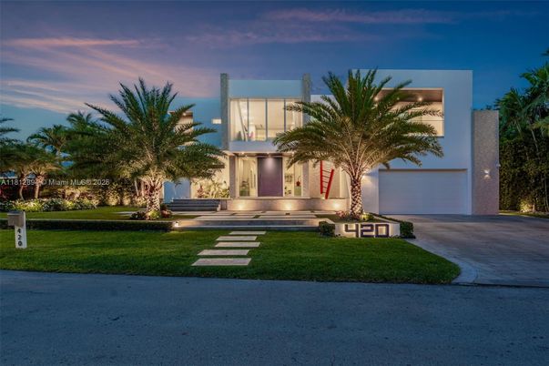 Attached, Exterior, Facade, Modern