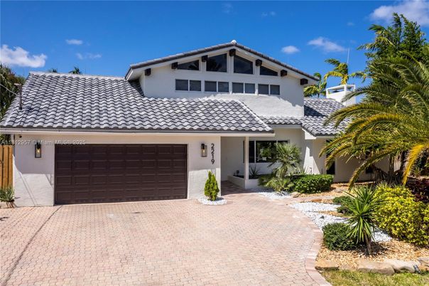 Attached, Exterior, Facade, Mediterranean
