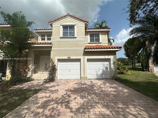 Attached, Exterior, Facade, Mediterranean